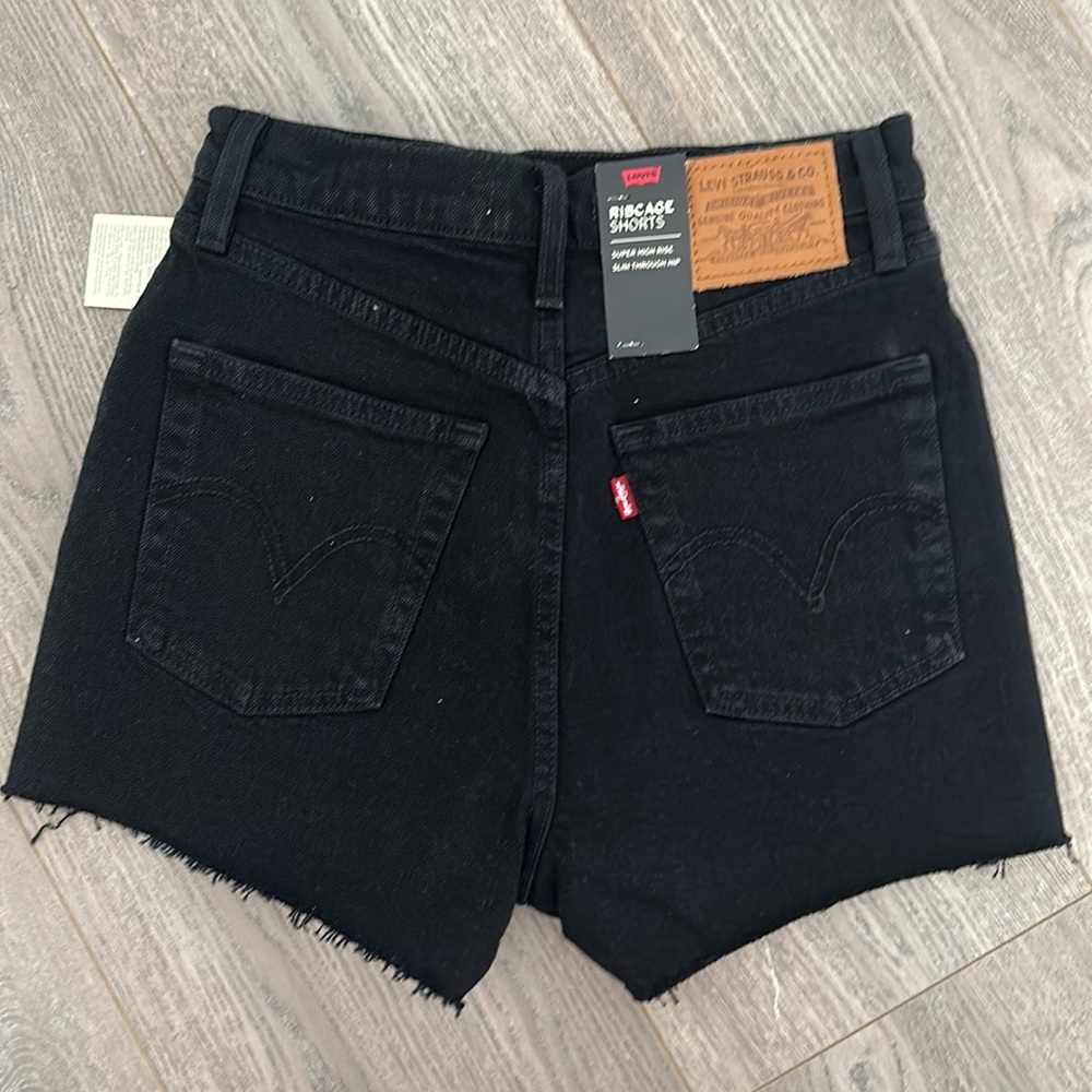 Levi’s Ribcage Shorts - Picture 2 of 2